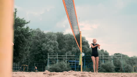 Mujeres-Compitiendo-En-Un-Torneo-Profesional-De-Voleibol-De-Playa.-Un-Defensor-Intenta-Detener-Un-Tiro-Durante-El-Voleibol-De-Playa-Profesional-Internacional-De-2-Mujeres.